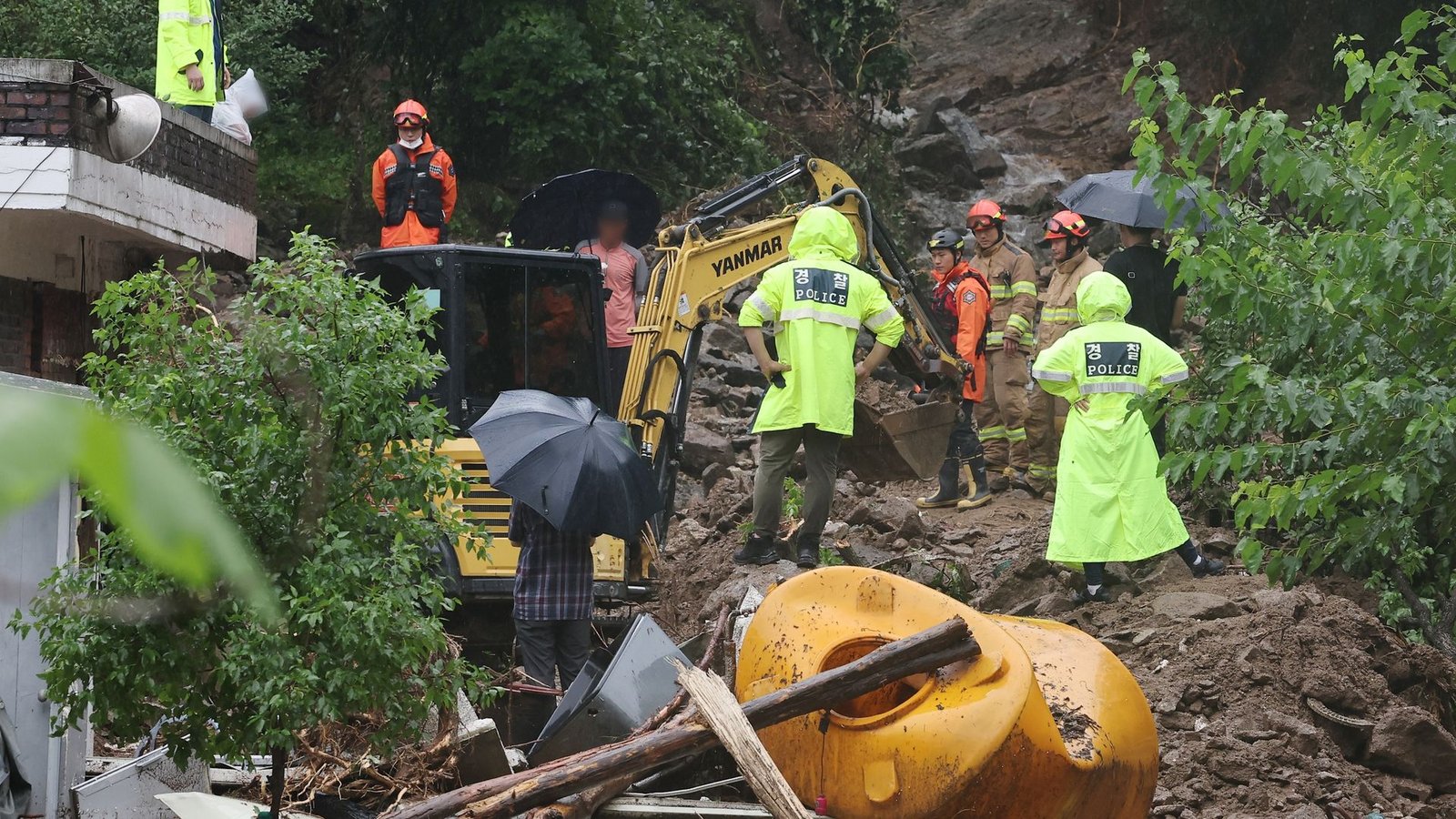 Rettungskräfte suchen nach zwei Menschen, die nach sintflutartigen Regenfällen iun Südkorea vermisst werden.Foto: -/YNA/dpa
