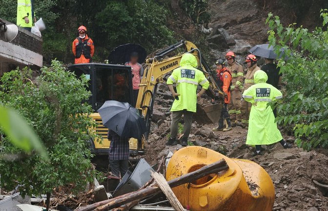 Rettungskräfte suchen nach zwei Menschen, die nach sintflutartigen Regenfällen iun Südkorea vermisst werden.<span class='image-autor'>Foto: -/YNA/dpa</span>