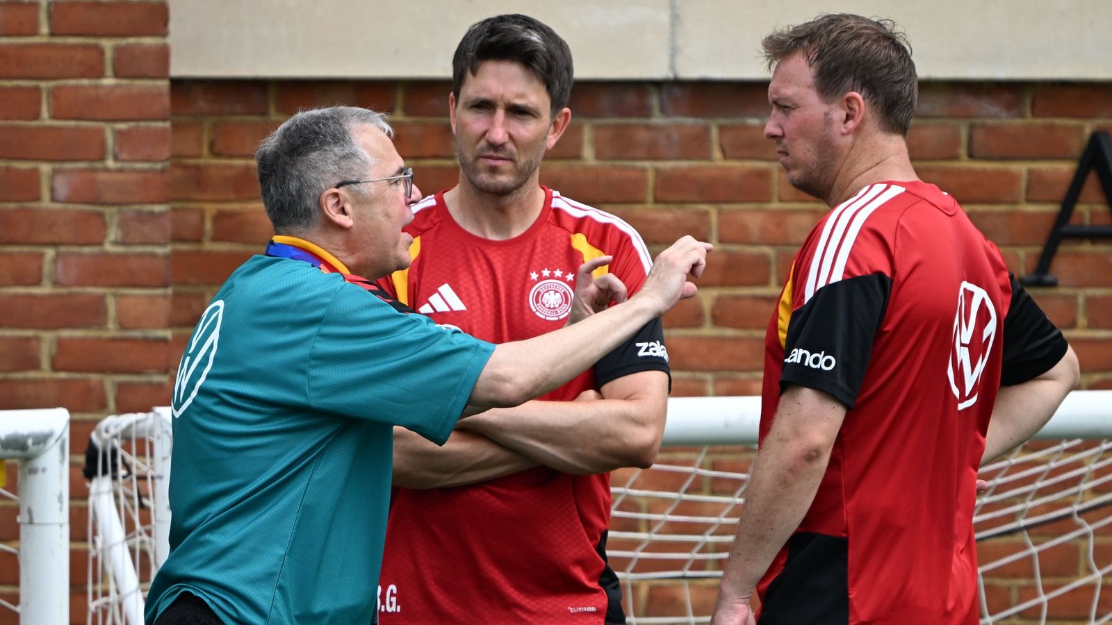 Andreas Rettig (l.) vertritt bei den Prämienverhandlungen die DFB-Seite.Foto: Federico Gambarini/dpa