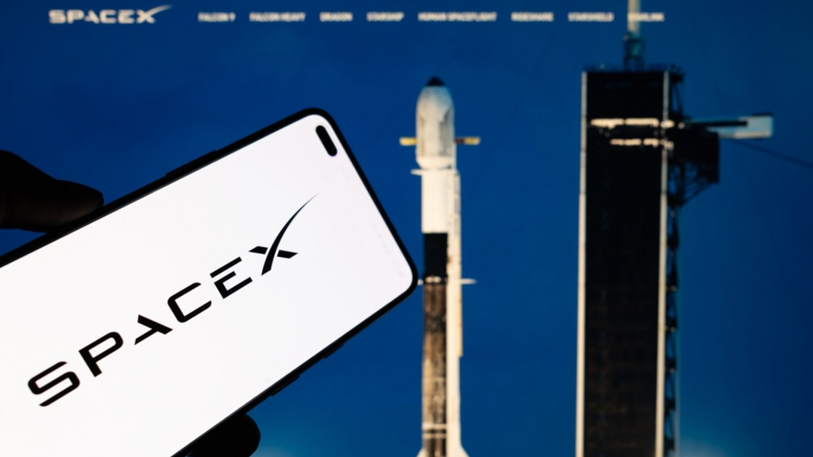 SpaceX startet heute, am 12. Juni 2026 an der Börse. Doch wer die Aktie gezeichnet oder gekauft hat, bekommt sie wohl nicht sofort ins Depot. Was Anleger wissen müssen.Foto: Ployker / Shutterstock.com SpaceX startet heute, am 12. Juni 2026 an der Börse. Doch wer die Aktie gezeichnet oder gekauft hat, bekommt sie wohl nicht sofort ins Depot. Was Anleger wissen müssen.Foto: Ployker / Shutterstock.com