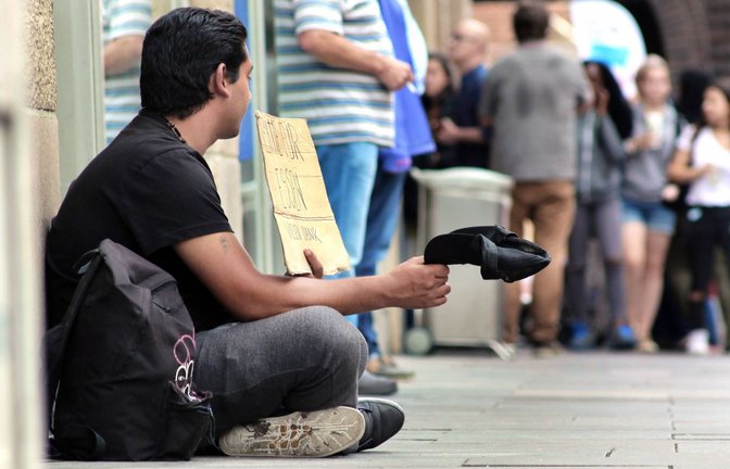 Die durchschnittliche Armutsquote in Deutschland beträgt nach Angaben der Bundesarbeitsgemeinschaft Katholische Jugendsozialarbeit 16,6 Prozent. (Symbolbild)<span class='image-autor'>Foto: imago/epd/imago stock&people</span>