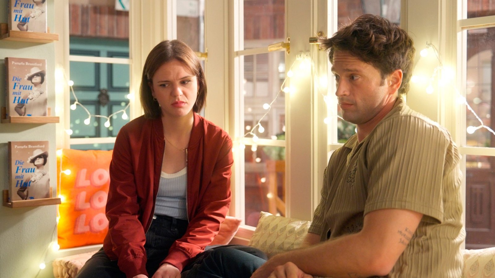 Die Vorstellung, Lou (Eva-Maria Grein von Friedl) und Daniel (Daniel Fritz) zu sagen, dass sie die Schwangerschaft abbrechen will, versetzt Jess (Juana Nagel l.) in Panik. Jonas (Patrick Schlegel r.) versucht Jess zu beruhigen und zu unterstützen.Foto: NDR