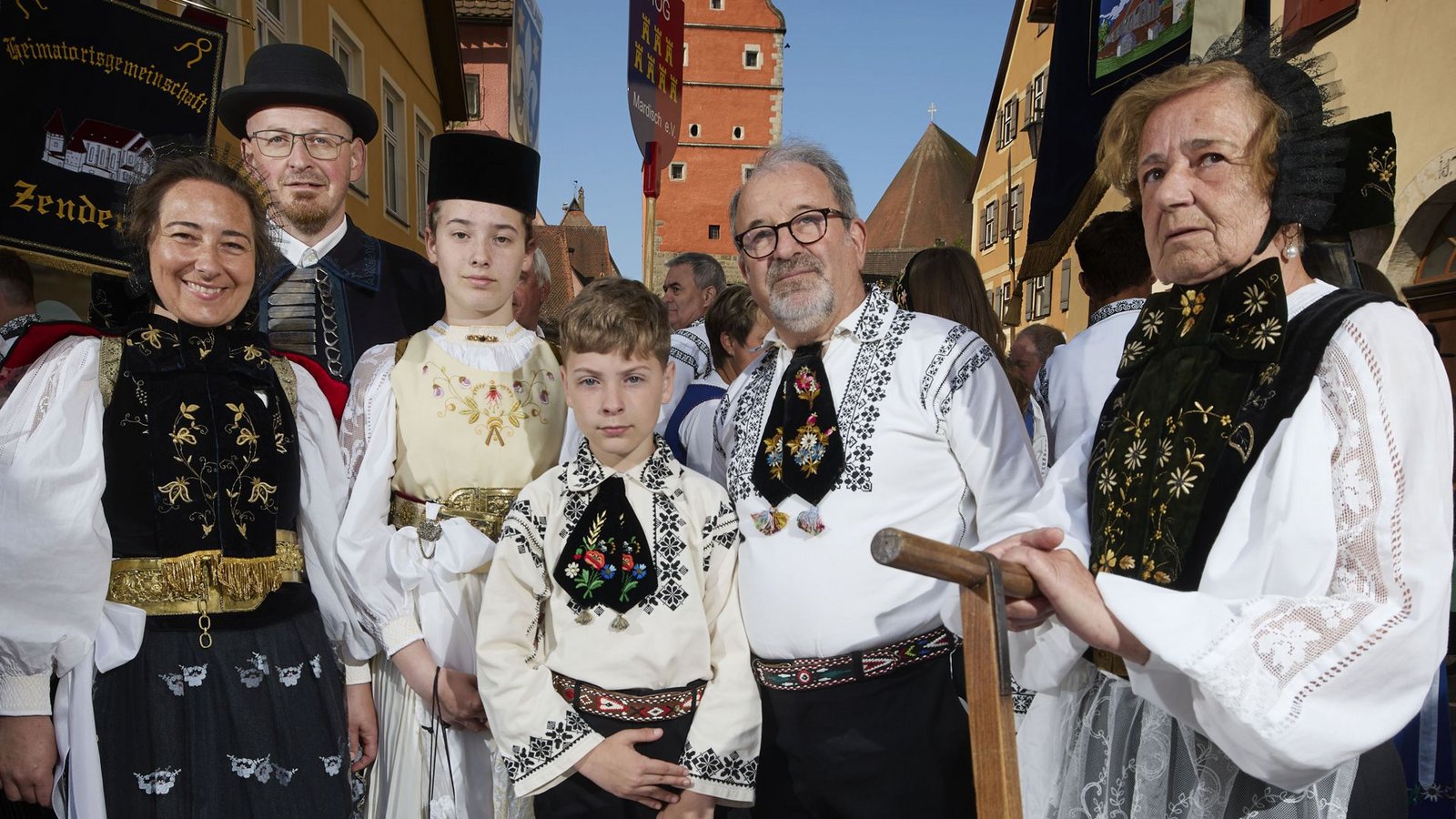 Familie Nikolaus in Heldsdorfer Tracht: Betina (links) mit ihrem Mann Thomas, den Kindern Hanna und Max sowie ihren Eltern Eugen und Hi
ldegard ZerbesFoto: Gottfried Stoppel/Gottfried Stoppel Familie Nikolaus in Heldsdorfer Tracht: Betina (links) mit ihrem Mann Thomas, den Kindern Hanna und Max sowie ihren Eltern Eugen und Hi
ldegard ZerbesFoto: Gottfried Stoppel/Gottfried Stoppel