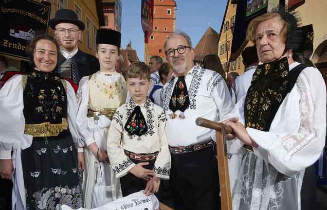 Familie Nikolaus in   Heldsdorfer Tracht:  Betina  (links) mit ihrem Mann Thomas, den Kindern Hanna und Max  sowie ihren Eltern Eugen und Hi
ldegard Zerbes<span class='image-autor'>Foto: Gottfried Stoppel/Gottfried Stoppel</span>