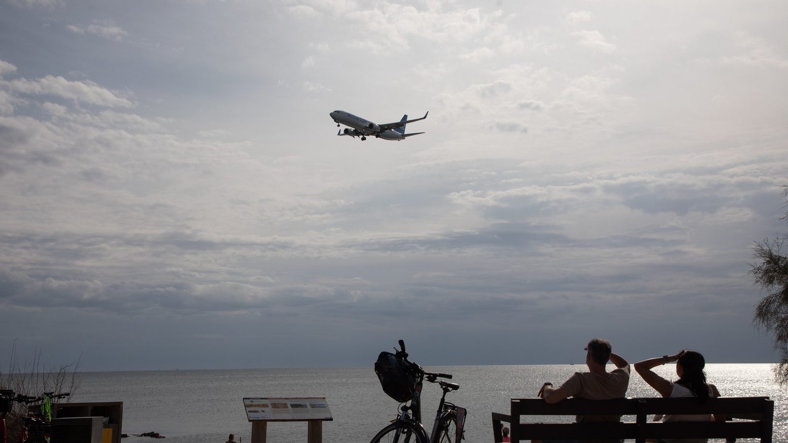 Ein Flugzeug der AirEuropa überfliegt den Strand Es Carnatge kurz vor der Landung auf dem Flughafen Palma de Mallorca.Foto: picture alliance/dpa | Clara Margais Ein Flugzeug der AirEuropa überfliegt den Strand Es Carnatge kurz vor der Landung auf dem Flughafen Palma de Mallorca.Foto: picture alliance/dpa | Clara Margais