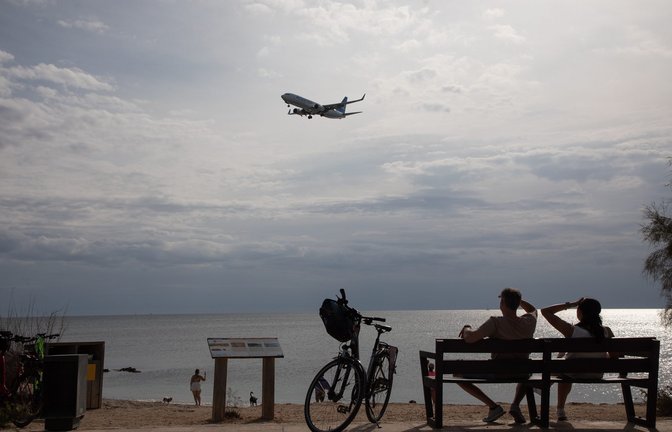 Ein Flugzeug der AirEuropa überfliegt den Strand Es Carnatge kurz vor der Landung auf dem Flughafen Palma de Mallorca.<span class='image-autor'>Foto: picture alliance/dpa | Clara Margais</span>