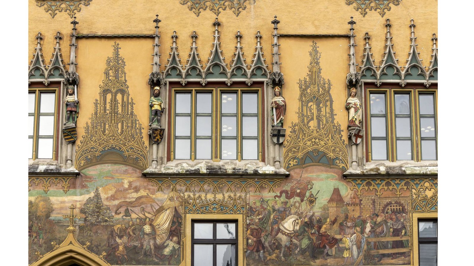 Bemalte Fassade und Fenster mit vier mittelalterlichen Menschenskulpturen am Ulmer Rathaus. Seine komplexe Baugeschichte begann im 14. Jahrhundert. Sein jetziges Aussehen geht im Wesentlichen auf die Frührenaissance zurück.Foto: IMAGO/imagebroker/IMAGO/imageBROKER/Stanislav Belicka Bemalte Fassade und Fenster mit vier mittelalterlichen Menschenskulpturen am Ulmer Rathaus. Seine komplexe Baugeschichte begann im 14. Jahrhundert. Sein jetziges Aussehen geht im Wesentlichen auf die Frührenaissance zurück.Foto: IMAGO/imagebroker/IMAGO/imageBROKER/Stanislav Belicka