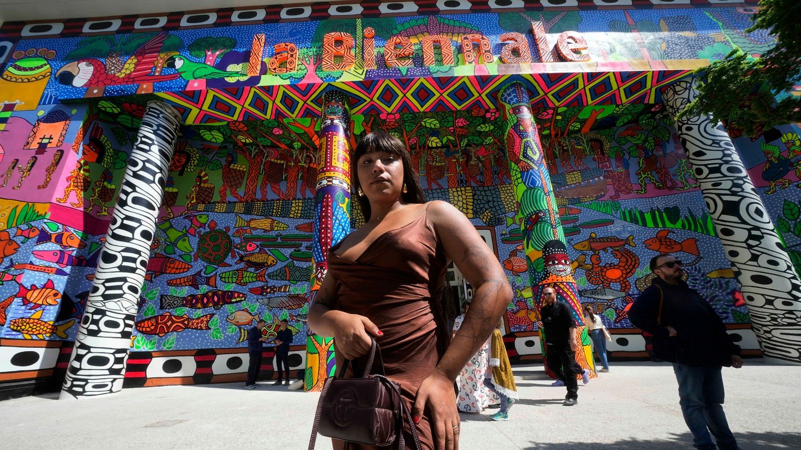 Die brasilianische Künstlerin Manauara Clandestina vor dem Eingang des Hauptpavillons der 60. Biennale.Foto: Luca Bruno/AP/dpa