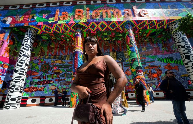 Die brasilianische Künstlerin Manauara Clandestina vor dem Eingang des Hauptpavillons der 60. Biennale.<span class='image-autor'>Foto: Luca Bruno/AP/dpa</span>