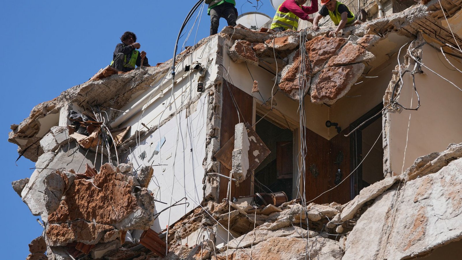 Die Kämpfe im Libanon gehen weiter, Gespräche zwischen Israel und der dortigen Führung sollen nun aber starten.Foto: Hussein Malla/AP/dpa