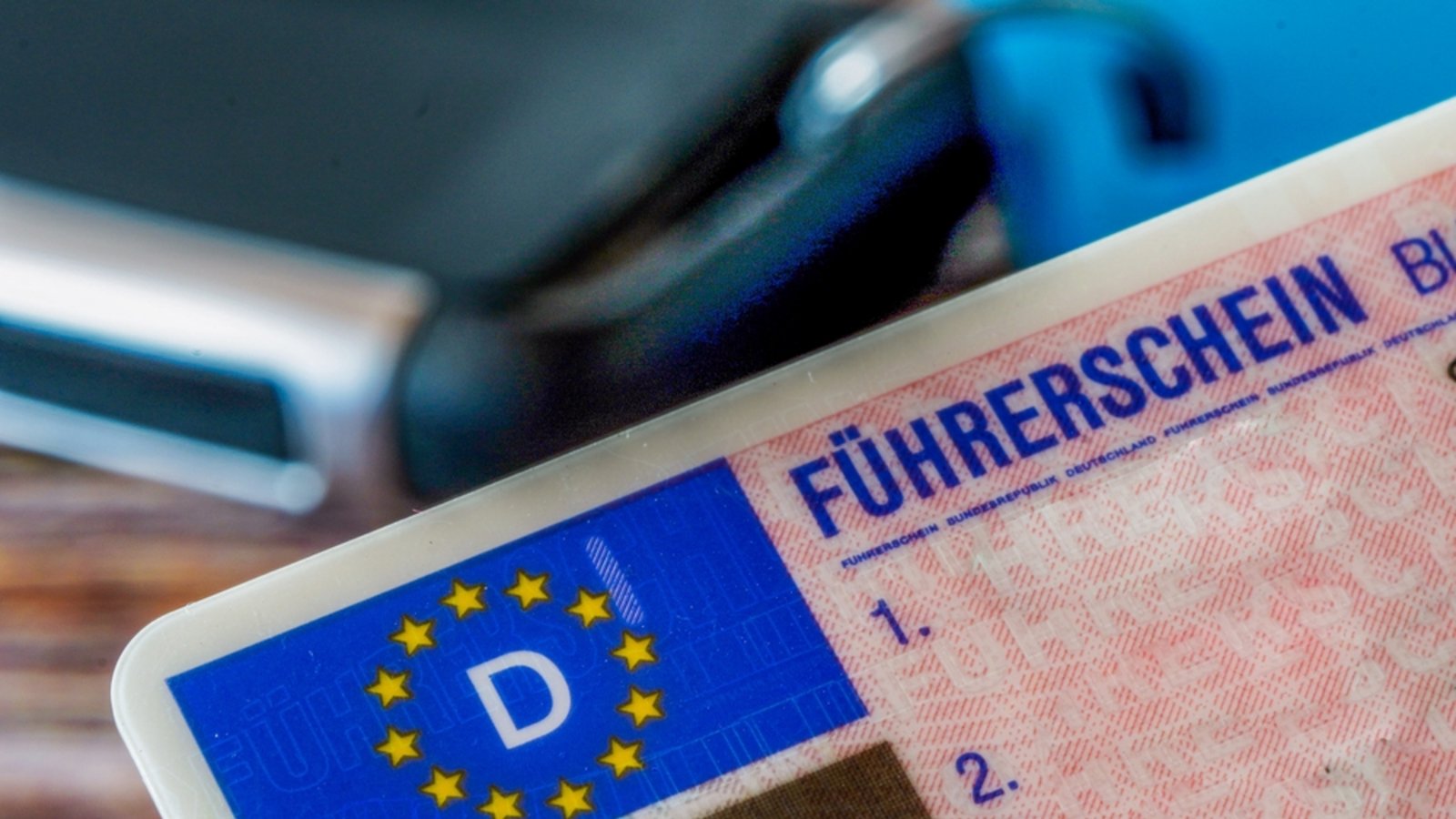 Heute endet eine wichtige Frist für den Führerschein-Umtausch. Welche Scheckkarten-Führerscheine betroffen sind und was Sie beim Umtausch beachten müssen.Foto: TN Creative Visuals / Shutterstock.com