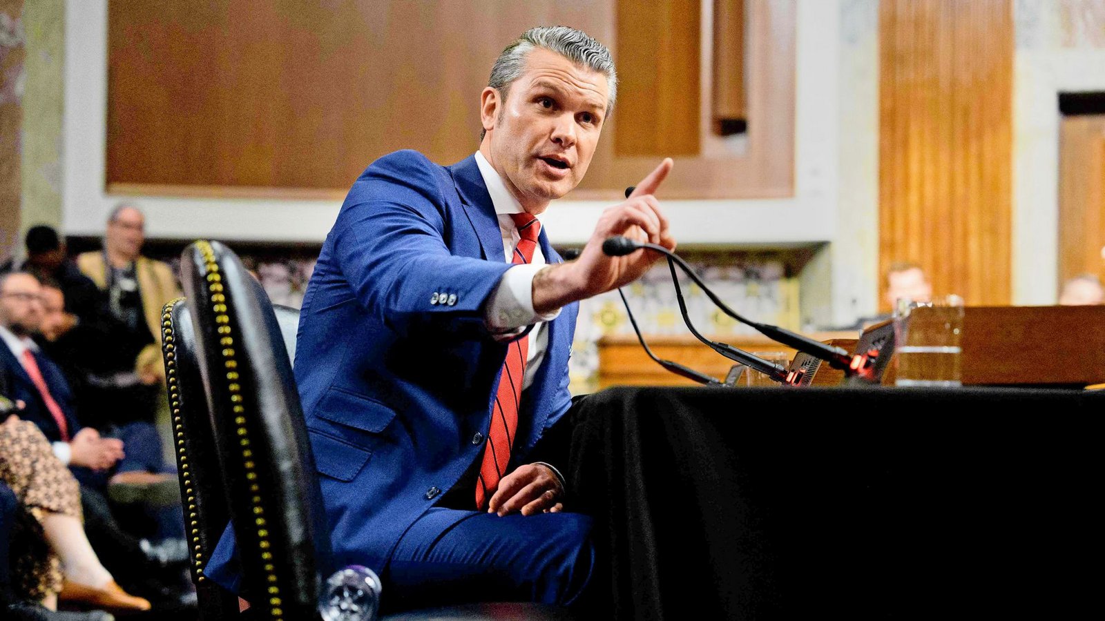 Durfte von Liegestützen statt von Genfer Konventionen erzählen: Der frühere TV-Moderator Pete Hegseth bei der Anhörung im US-Senat.Foto: AFP/Andrew Harnik Durfte von Liegestützen statt von Genfer Konventionen erzählen: Der frühere TV-Moderator Pete Hegseth bei der Anhörung im US-Senat.Foto: AFP/Andrew Harnik