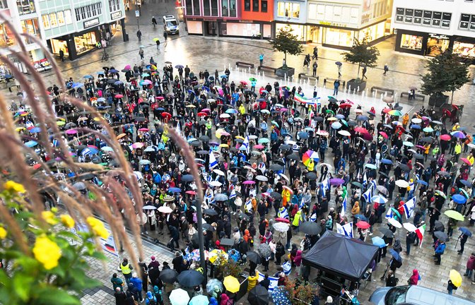 Solidaritätskundgebung für Israel und die jüdischen Mitbürger am Montagabend auf dem Marktplatz – Hunderte zeigen ihre Unterstützung, darunter auch Vertreter von Stadt und Land. Solidaritätskundgebung für Israel und die jüdischen Mitbürger am Montagabend auf dem Marktplatz – Hunderte zeigen ihre Unterstützung, darunter auch Vertreter von Stadt und Land.<span class='image-autor'>Foto: Lichtgut/Max Kovalenko</span>
