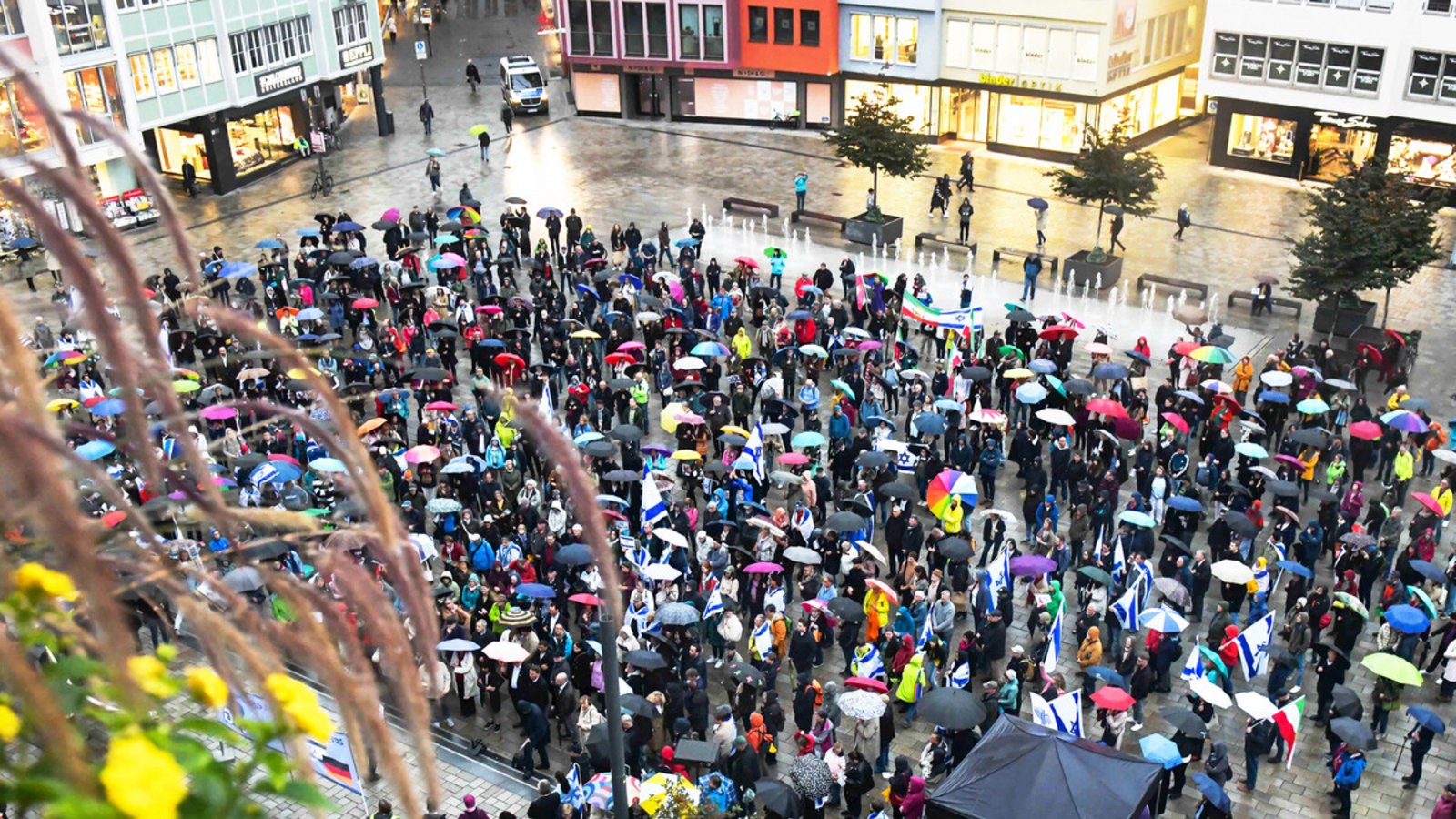 Solidaritätskundgebung für Israel und die jüdischen Mitbürger am Montagabend auf dem Marktplatz – Hunderte zeigen ihre Unterstützung, darunter auch Vertreter von Stadt und Land. Solidaritätskundgebung für Israel und die jüdischen Mitbürger am Montagabend auf dem Marktplatz – Hunderte zeigen ihre Unterstützung, darunter auch Vertreter von Stadt und Land.Foto: Lichtgut/Max Kovalenko Solidaritätskundgebung für Israel und die jüdischen Mitbürger am Montagabend auf dem Marktplatz – Hunderte zeigen ihre Unterstützung, darunter auch Vertreter von Stadt und Land. Solidaritätskundgebung für Israel und die jüdischen Mitbürger am Montagabend auf dem Marktplatz – Hunderte zeigen ihre Unterstützung, darunter auch Vertreter von Stadt und Land.Foto: Lichtgut/Max Kovalenko