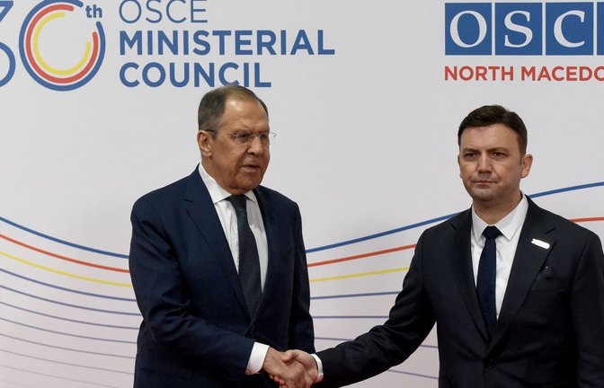 Freude sieht anders aus. Der OSZE-Vorsitzende und nordmazedonische Außenminister Osmani begrüßte seinen russischen Kollegen Lawrow.<span class='image-autor'>Foto: AFP/ROBERT ATANASOVSKI</span>