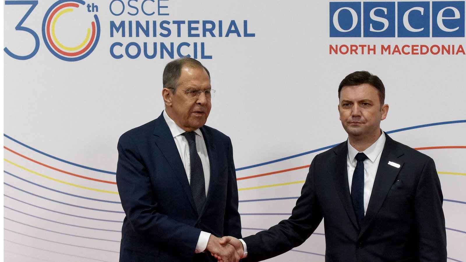 Freude sieht anders aus. Der OSZE-Vorsitzende und nordmazedonische Außenminister Osmani begrüßte seinen russischen Kollegen Lawrow.Foto: AFP/ROBERT ATANASOVSKI Freude sieht anders aus. Der OSZE-Vorsitzende und nordmazedonische Außenminister Osmani begrüßte seinen russischen Kollegen Lawrow.Foto: AFP/ROBERT ATANASOVSKI