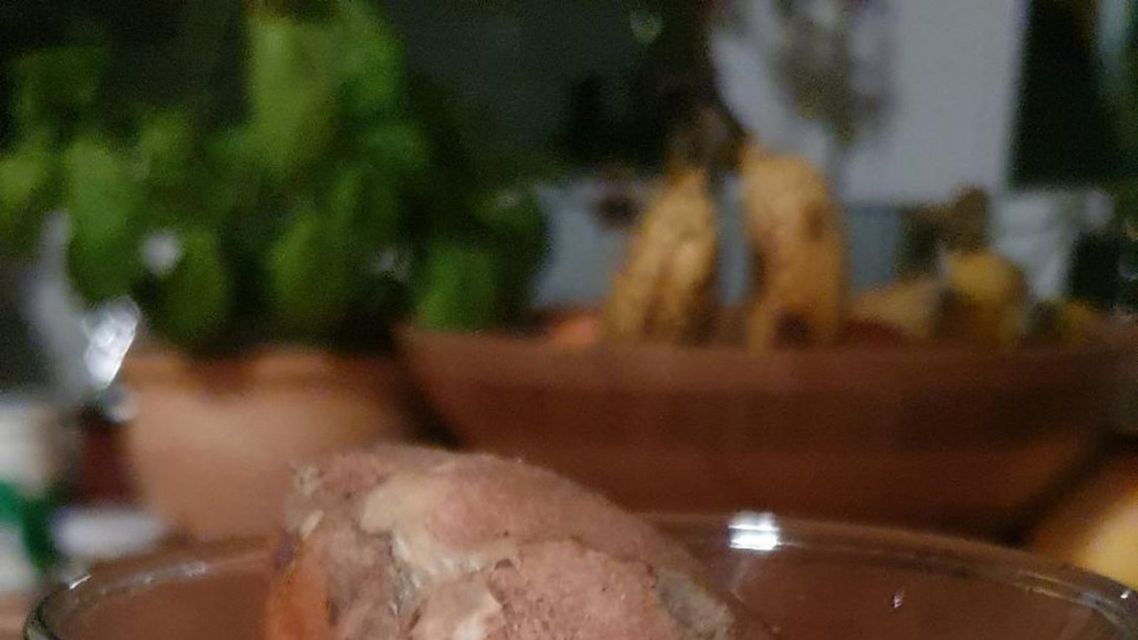 Die Süßkartoffel wurde halbiert und mit der Schnittfläche nach unten in Wasser gelegt. Auch hier werden Triebe erwartet. Sobald diese eine Länge von 20-30 Zentimetern erreicht haben, kann man die ganze Knolle oder die Sprossstecklinge (nach den Eisheiligen) auspflanzen. Ab September kann man Süßkartoffeln ernten.Foto: StZN/Katharina Eisenbarth Die Süßkartoffel wurde halbiert und mit der Schnittfläche nach unten in Wasser gelegt. Auch hier werden Triebe erwartet. Sobald diese eine Länge von 20-30 Zentimetern erreicht haben, kann man die ganze Knolle oder die Sprossstecklinge (nach den Eisheiligen) auspflanzen. Ab September kann man Süßkartoffeln ernten.Foto: StZN/Katharina Eisenbarth