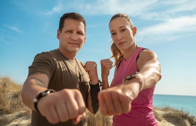 Die Coaches in diesem Jahr: Die beiden ehemaligen Kickbox-Weltmeister Ramin Abtin und Dr. Christine Theiss.<span class='image-autor'>Foto: © Seven.One / Julian Essink/Julian Essink</span>