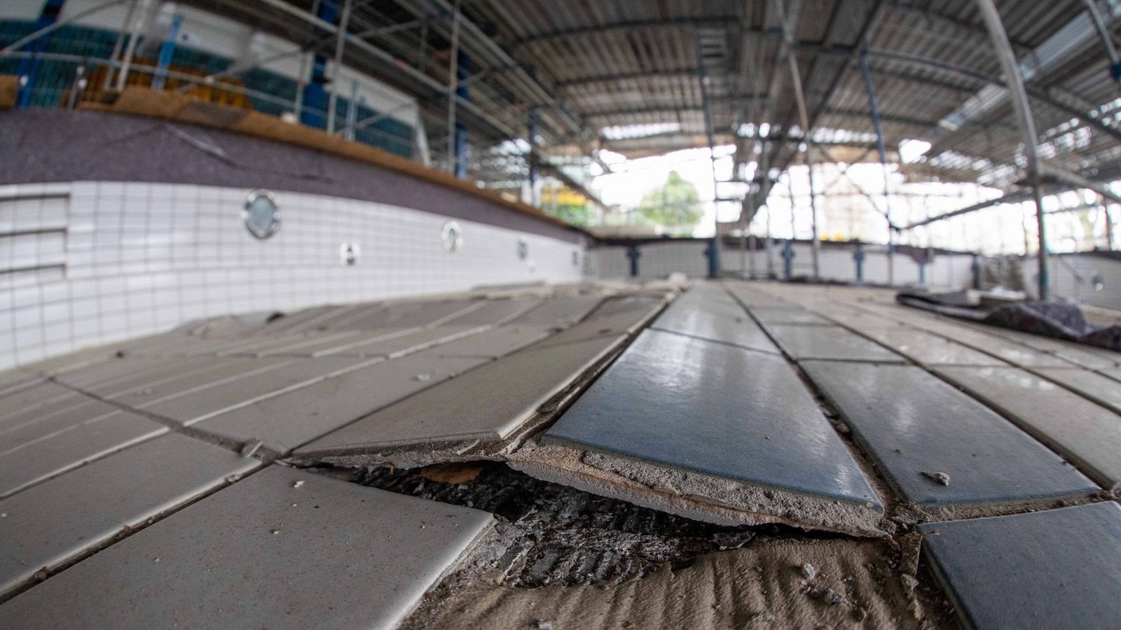 Ein marodes geschlossenes Hallenbad: In Zeiten der angespannten Finanzlage belasten die Einrichtungen die Haushalte der Kommunen. Gebaut wurden die Bäder oft in den 60er- oder 70er-Jahren, saniert wurden sie überwiegend nicht mehr. Fördertöpfe gibt es wenige bis keine.Foto: iGutschalk Ein marodes geschlossenes Hallenbad: In Zeiten der angespannten Finanzlage belasten die Einrichtungen die Haushalte der Kommunen. Gebaut wurden die Bäder oft in den 60er- oder 70er-Jahren, saniert wurden sie überwiegend nicht mehr. Fördertöpfe gibt es wenige bis keine.Foto: iGutschalk
