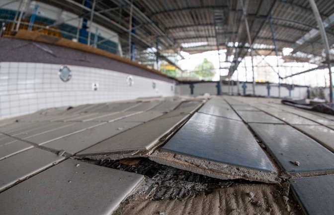 Ein marodes geschlossenes Hallenbad: In Zeiten der angespannten Finanzlage belasten die Einrichtungen die Haushalte der Kommunen. Gebaut wurden die Bäder oft in den 60er- oder 70er-Jahren, saniert wurden sie überwiegend nicht mehr. Fördertöpfe gibt es wenige bis keine.<span class='image-autor'>Foto: iGutschalk</span>