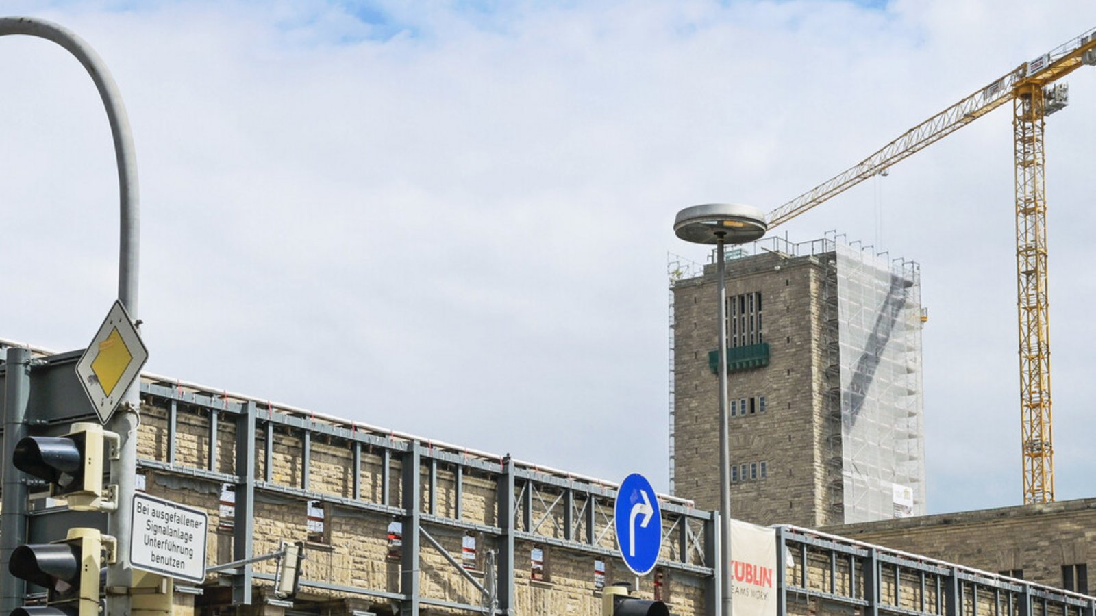 Vor allem die Fußgänger sollen auf der bislang viel befahrenen Straße deutlich mehr Platz bekommen.Foto: imago/Joko