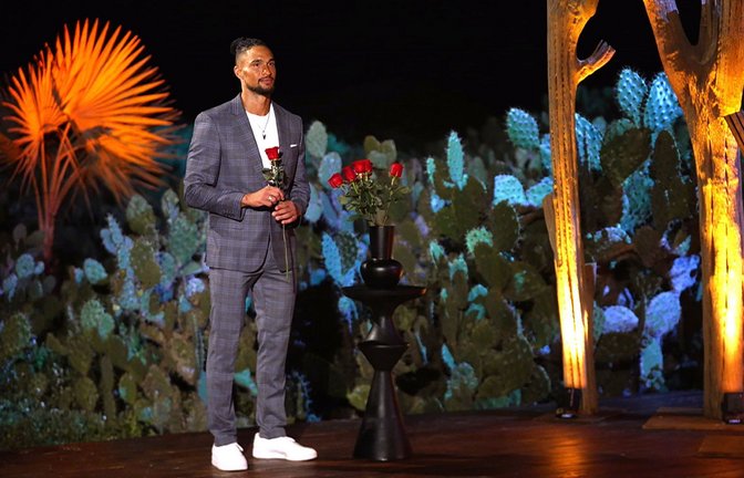 David Jackson lädt die Kandidatinnen zur Rosenvergabe in die Bachelor-Villa ein.<span class='image-autor'>Foto: RTL</span>
