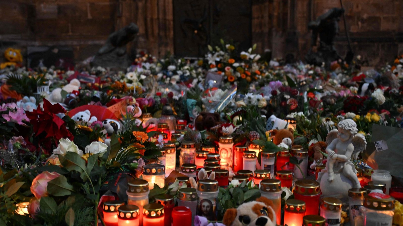 Lichtermeer der TrauerFoto: AFP/RALF HIRSCHBERGER Lichtermeer der TrauerFoto: AFP/RALF HIRSCHBERGER
