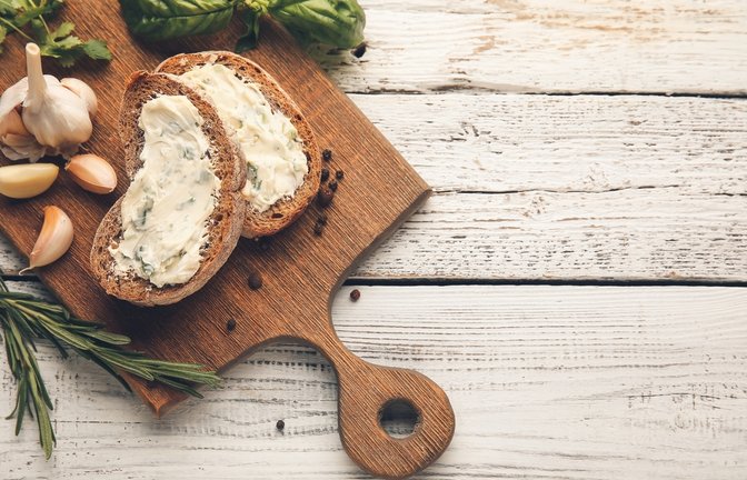 Knoblauchbutter ist sowohl als Geschmacksverstärker als auch als Aufstrich ein echter Allrounder.<span class='image-autor'>Foto: Saskia Ebert</span>