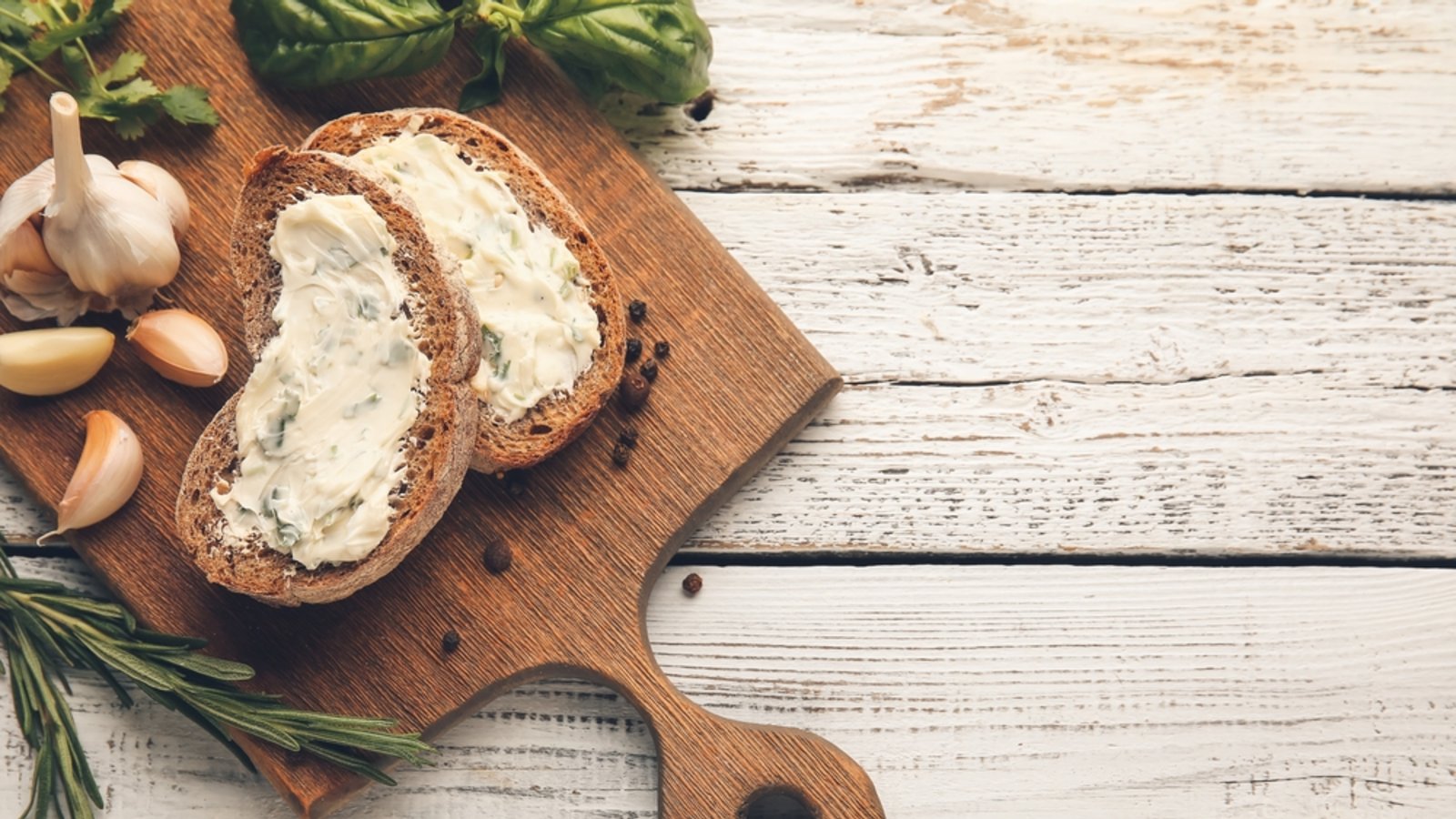 Knoblauchbutter ist sowohl als Geschmacksverstärker als auch als Aufstrich ein echter Allrounder.Foto: Saskia Ebert