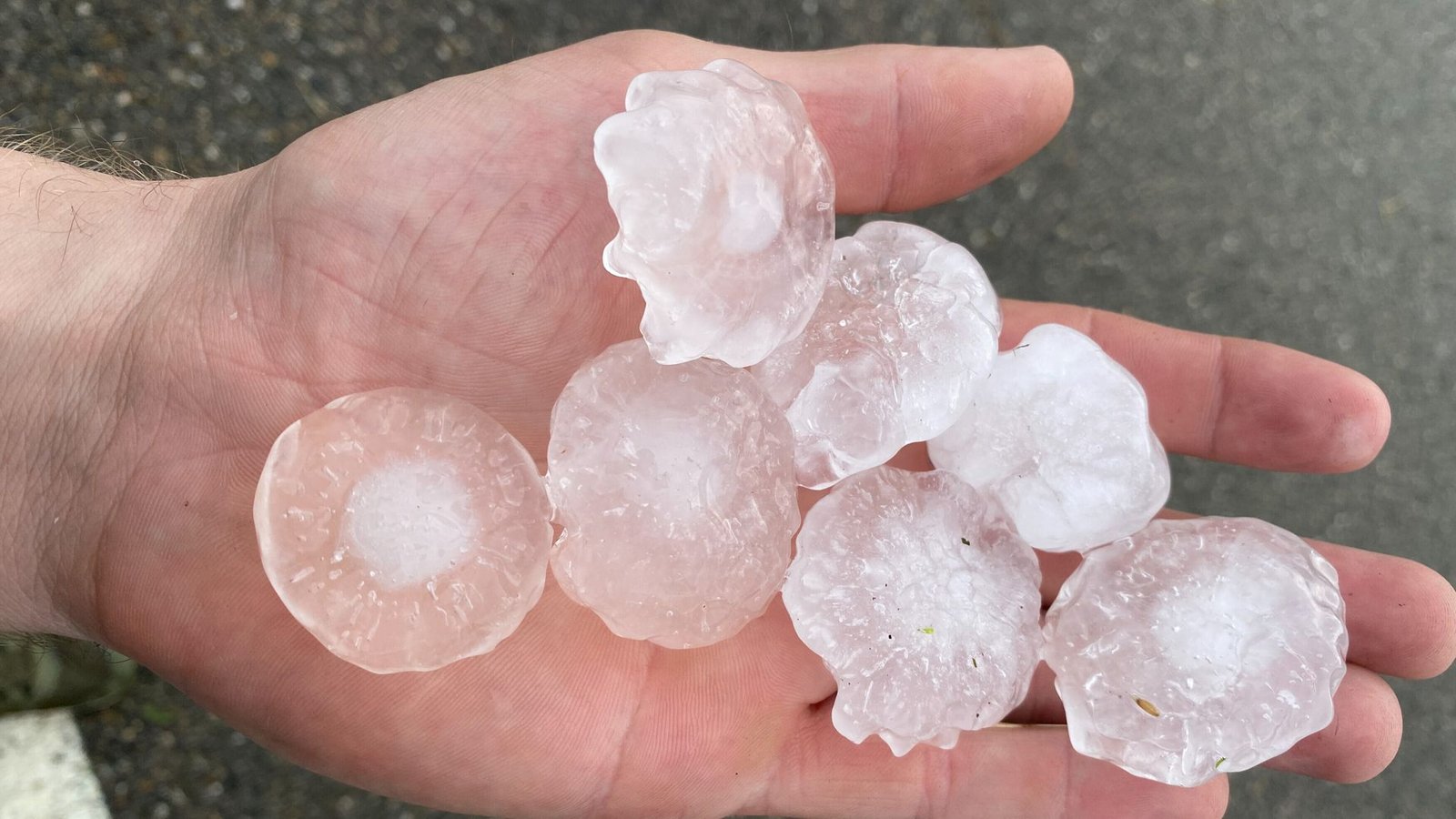 Hagel gab es in einigen Gebieten bereits am Sonntag – es könnte noch schlimmer kommen.Foto: picture alliance/dpa/onw-images.de Hagel gab es in einigen Gebieten bereits am Sonntag – es könnte noch schlimmer kommen.Foto: picture alliance/dpa/onw-images.de