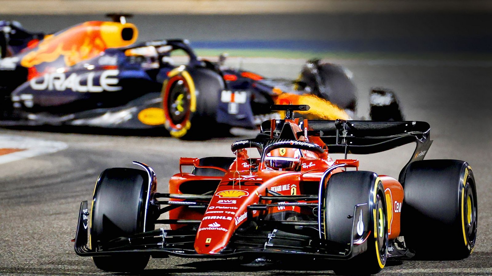 Mal ist Charles Leclerc im Ferrari vorn (wie im Foto), mal hat der Red Bull von Max Verstappen im Rennen die Nase vorn.Foto: IMAGO/ANP