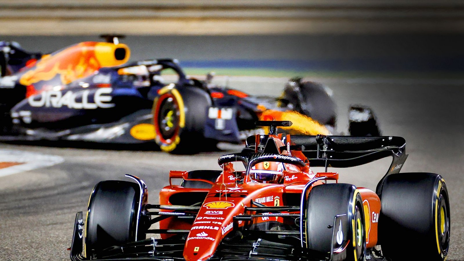 Mal ist Charles Leclerc im Ferrari vorn (wie im Foto), mal hat der Red Bull von Max Verstappen im Rennen die Nase vorn.Foto: IMAGO/ANP