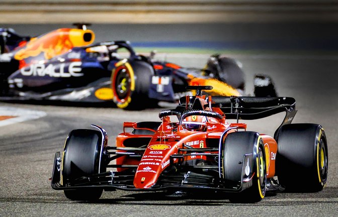 Mal ist Charles Leclerc im Ferrari vorn (wie im Foto), mal hat der Red Bull von Max Verstappen im Rennen die Nase vorn.<span class='image-autor'>Foto: IMAGO/ANP</span>