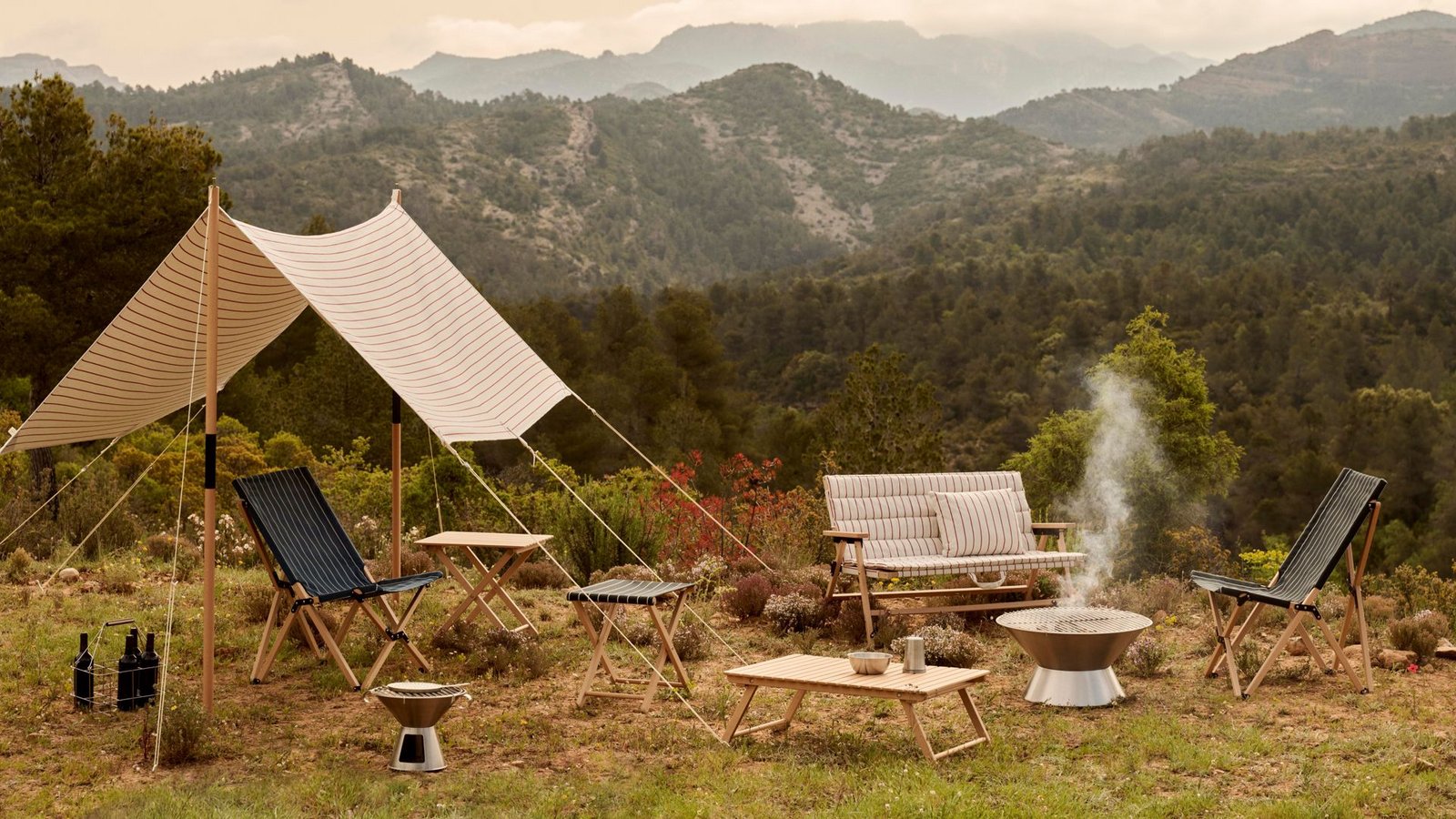 Lässig und rasch auf- und abbaubar sind die von Jasper Morrison entworfenen Tische, Sofas Sessel und der Sonnenschutz namens „Outdoor Market“.Foto: Hersteller/HAY Lässig und rasch auf- und abbaubar sind die von Jasper Morrison entworfenen Tische, Sofas Sessel und der Sonnenschutz namens „Outdoor Market“.Foto: Hersteller/HAY