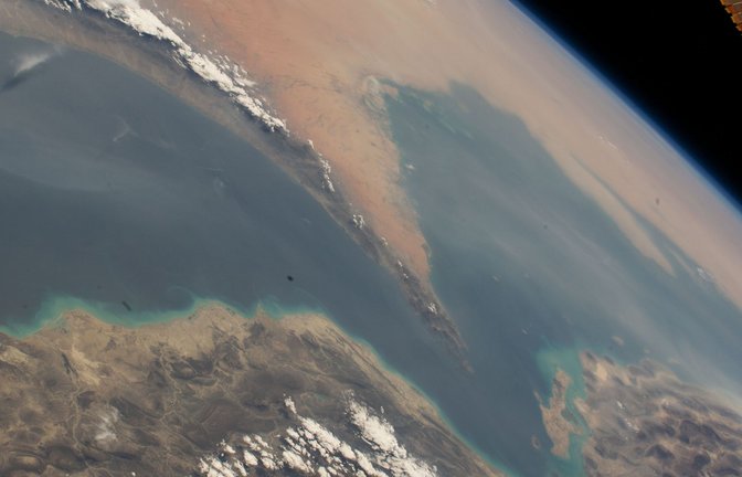 Diese  Satellitenaufnahme zeigt die Straße von Hormus, die den Golf von Oman (li.) mit dem Persischen Golf (re.) verbindet.<span class='image-autor'>Foto: Nasa/dpa</span>