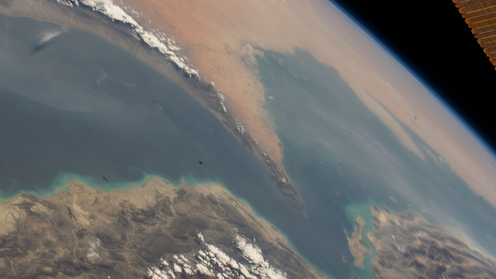Diese Satellitenaufnahme zeigt die Straße von Hormus, die den Golf von Oman (li.) mit dem Persischen Golf (re.) verbindet.Foto: Nasa/dpa Diese Satellitenaufnahme zeigt die Straße von Hormus, die den Golf von Oman (li.) mit dem Persischen Golf (re.) verbindet.Foto: Nasa/dpa