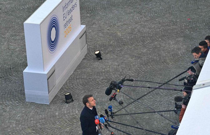 Frankreichs Staatspräsident Emmanuel Macron informiert beim EU-Gipfel in Brüssel über seine Ideen in Sachen Verteidigungsfähigkeit Europas.<span class='image-autor'>Foto: AFP/Nicolas Tucat</span>