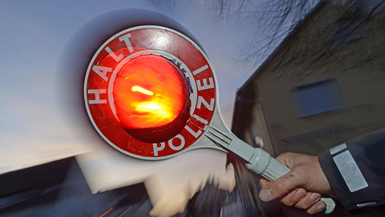 Die Polizei kontrolliert ein Auto. (Symbolbild).Foto: picture alliance / dpa