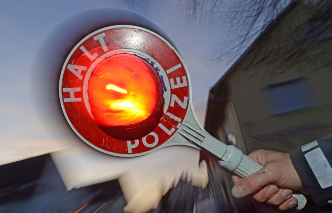 Die Polizei kontrolliert ein Auto. (Symbolbild).<span class='image-autor'>Foto: picture alliance / dpa</span>