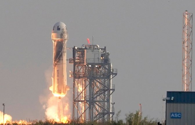 Die "New-Shepard"-Rakete von Blue Origin startet vom US-Bundesstaat Texas aus ihren Kurz-Ausflug ins Weltall (Archivbild).<span class='image-autor'>Foto: Tony Gutierrez/AP/dpa</span>