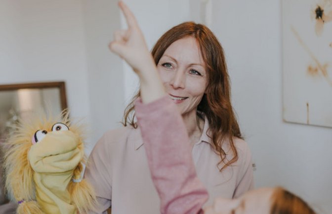 Andrea Stober gemeinsam mit ihrer Tochter bei der Hypnosetherapie.<span class='image-autor'>Foto: Andrea Stober</span>