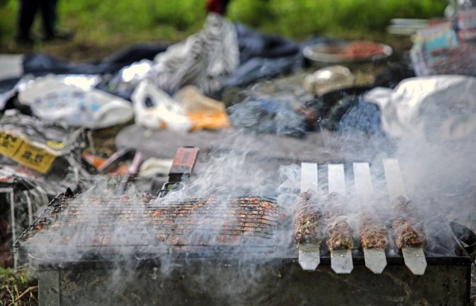 Viel Qualm beim Grillen kann schnell zu Ärger führen – rechtlich gesehen kommt es dabei auf die Details an.<span class='image-autor'>Foto: imago/Gottfried Czepluch</span>