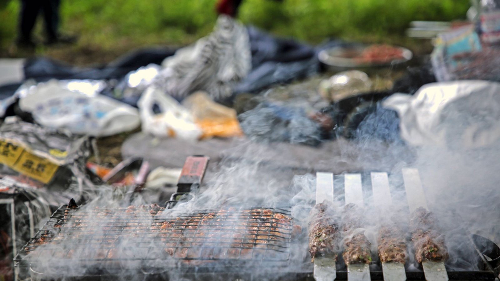 Viel Qualm beim Grillen kann schnell zu Ärger führen – rechtlich gesehen kommt es dabei auf die Details an.Foto: imago/Gottfried Czepluch Viel Qualm beim Grillen kann schnell zu Ärger führen – rechtlich gesehen kommt es dabei auf die Details an.Foto: imago/Gottfried Czepluch