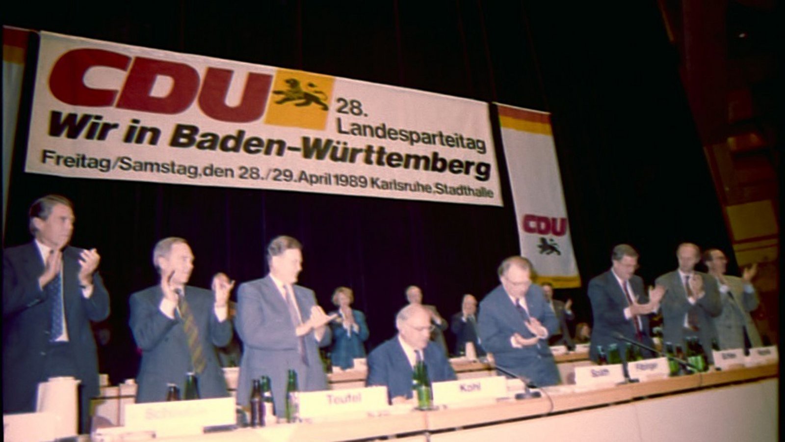 Ebenfalls aus der Zeit vor dem Attentat und der deutschen Wende: CDU-Landesparteitag am 28./29. April 1989 in Karlsruhe mit Bundeskanzler Helmut Kohl (Mitte). Wolfgang Schäuble (zweiter von links) war eine Woche zuvor zum Bundesinnenminister ernannt worden. In dieser Funktion wurde er später Verhandlungsführer  für die Bundesrepublik Deutschland zu dem am 2. Juli 1990 abgeschlossenen Einigungsvertrag zur Auflösung der DDR.Foto: Hauptstaatsarchiv Stuttgart/Burghard Hüdig