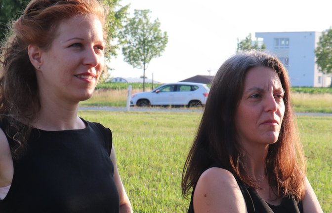 Regisseurin Dagmar Brade (re.) beobachtet mit Eva Mann gespannt die Hauptprobe am Mittwoch.