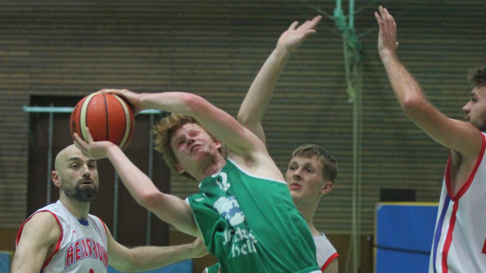 Benedikt Gruß (Mitte) und die BSG-Basketballer verzichten auf die Abstiegsrunde. Foto: Nachreiner
