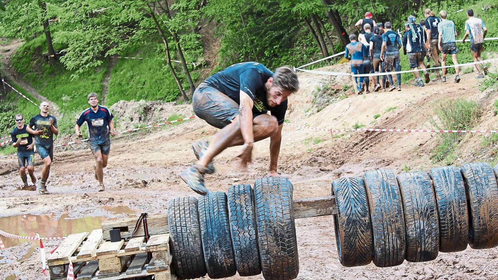 Über Stock und Reifen: Björn Hahn beim Cross-Hindernis-Lauf Runterra in Zirndorf bei Nürnberg. Neben diesem Hindernis musste er auch Matschgruben und Wasserbecken überwinden. Foto: StN Über Stock und Reifen: Björn Hahn beim Cross-Hindernis-Lauf Runterra in Zirndorf bei Nürnberg. Neben diesem Hindernis musste er auch Matschgruben und Wasserbecken überwinden. Foto: StN