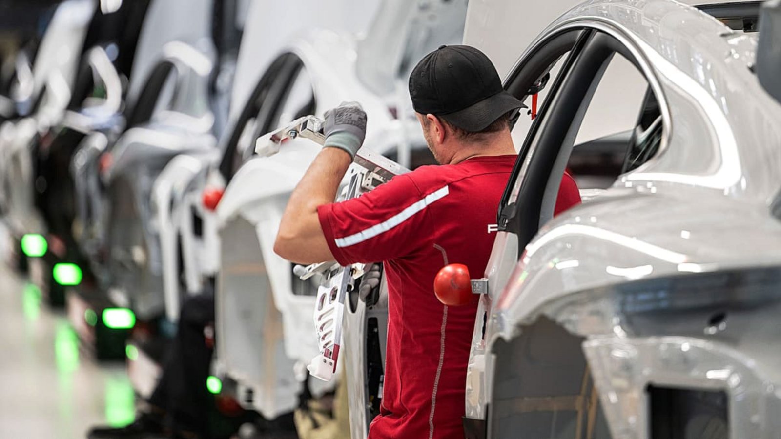 Porsche streicht viele Arbeitsplätze und sichert die verbleibenden.dpa/Marijan Murat