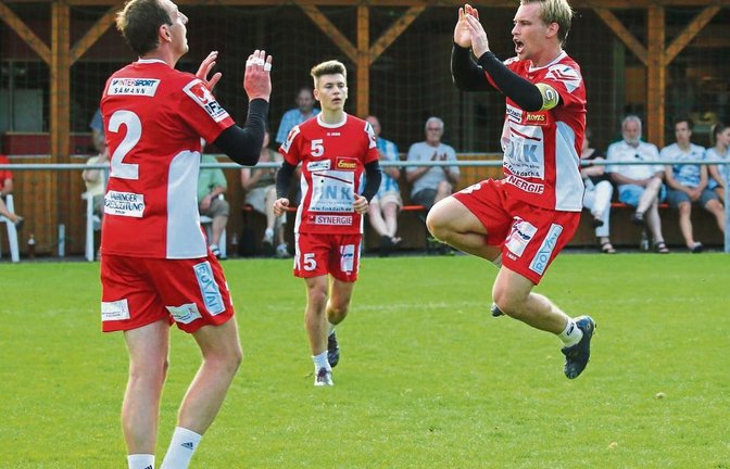 Endlich wieder ein Sieg! Daniel Wörsinger (rechts) klatscht mit Marc Krüger ab, Johannes Jungclaussen kommt dazu. Foto: Küppers