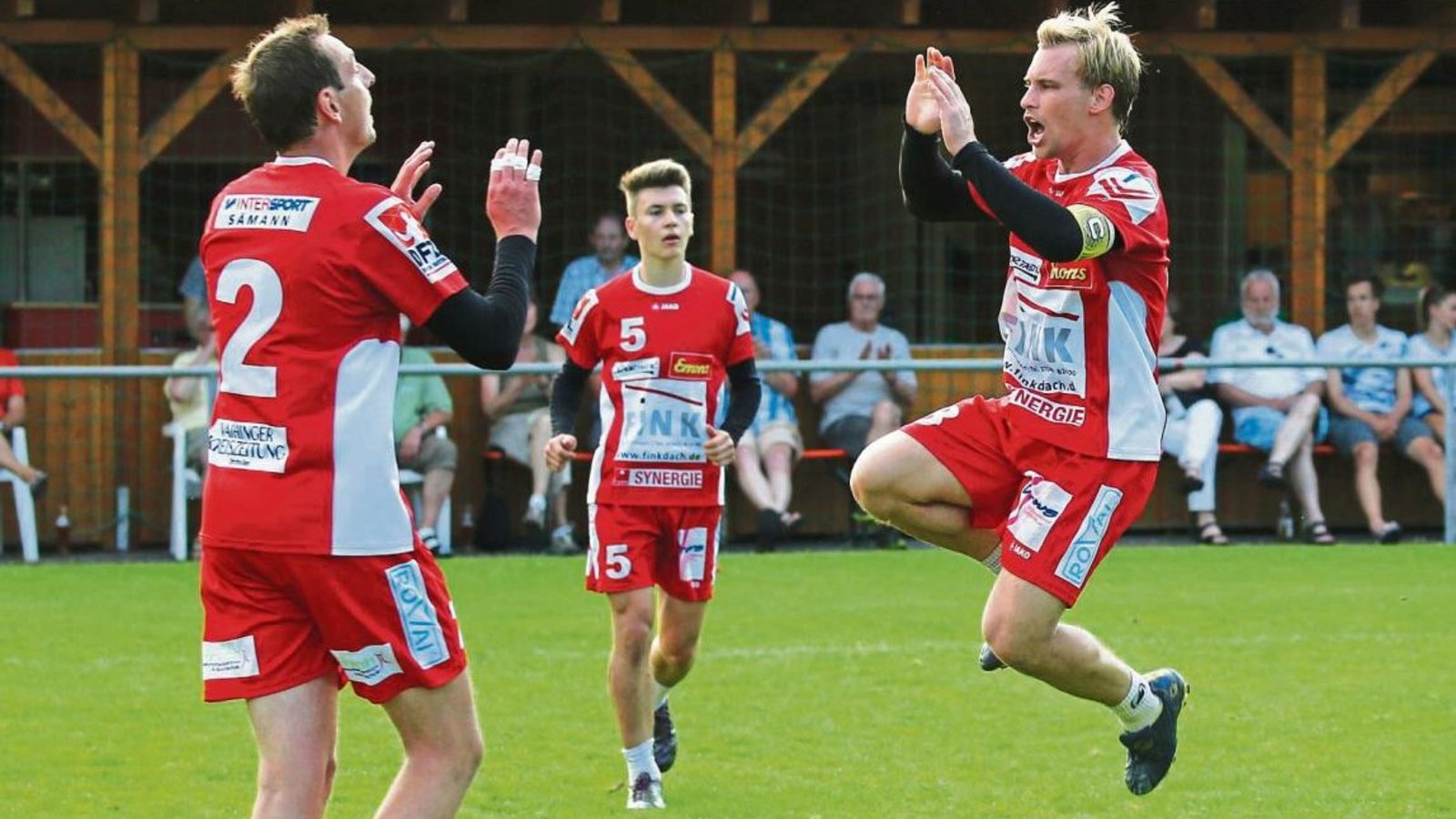 Endlich wieder ein Sieg! Daniel Wörsinger (rechts) klatscht mit Marc Krüger ab, Johannes Jungclaussen kommt dazu. Foto: Küppers Endlich wieder ein Sieg! Daniel Wörsinger (rechts) klatscht mit Marc Krüger ab, Johannes Jungclaussen kommt dazu. Foto: Küppers